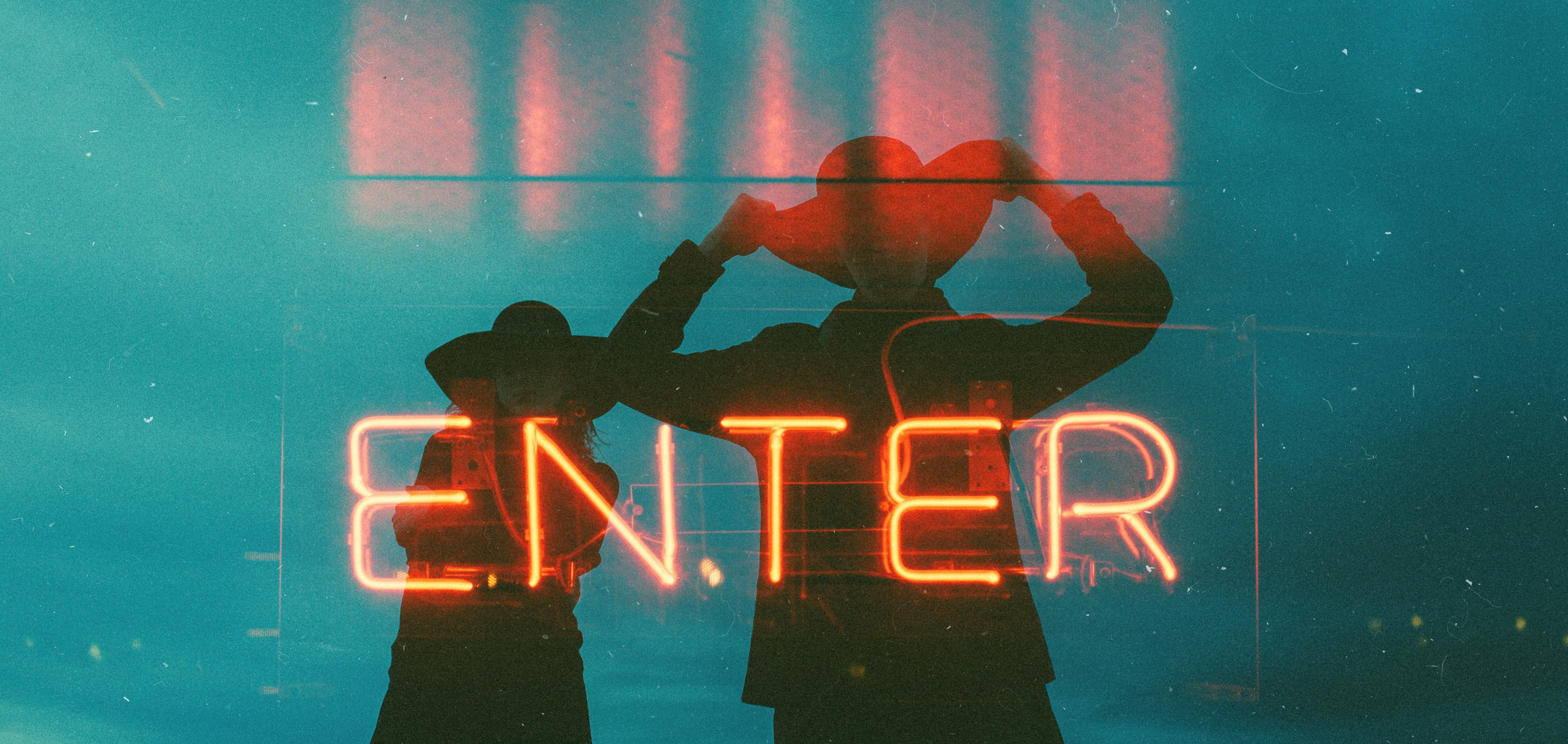 Saavutettavuuden perusteet - kuva jossa neonkyltti "Enter"